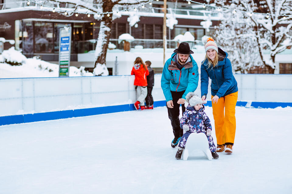 ice skating with children salzburger land | © Wildkogel Arena