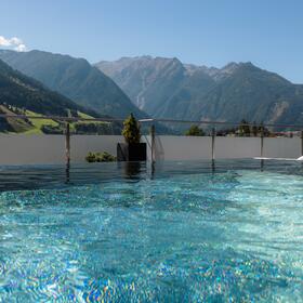 Wildkogel Resorts Pool mit Bergblick